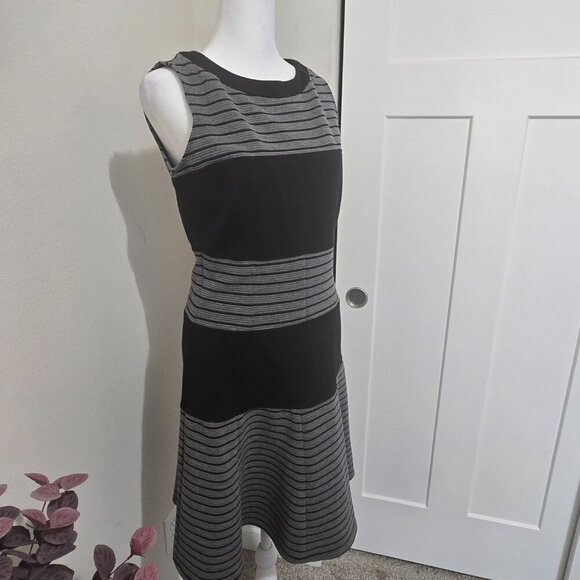 Julian Taylor of NY Black and Gray Bodycon Fit and Flare Dress - Size 6 - Picture 2 of 10